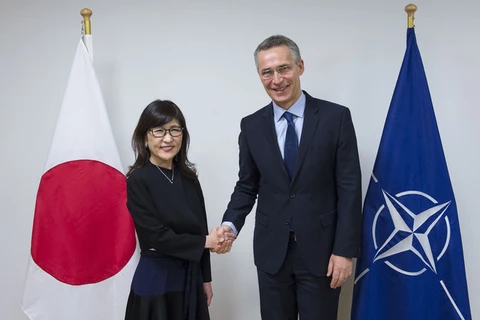 Bộ trưởng Quốc phòng Nhật Bản Tomomi Inada và Tổng Thư ký NATO Jens Stoltenberg. (Nguồn: nato.int)