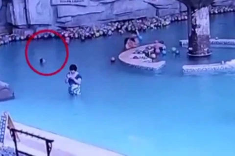 Bé 4 tuổi chết đuối ở bể bơi vì mẹ mải xem điện thoại ngay bên cạnh