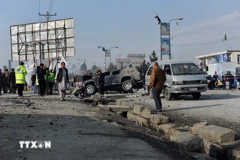 Lực lượng an ninh Afghanistan điều tra tại hiện trường một vụ nổ. (Nguồn: EPA/TTXVN)