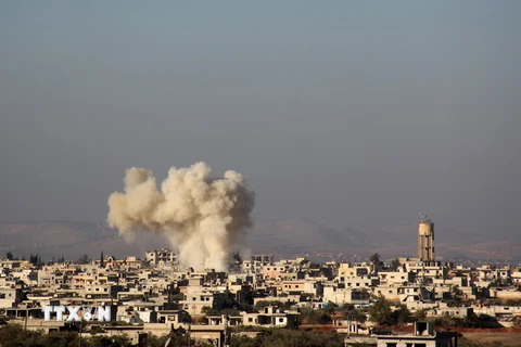 Khói bốc lên ở thị trấn Fuaa, phía Tây Bắc tỉnh Idlib ngày 6/12. (Nguồn: AFP/TTXVN)