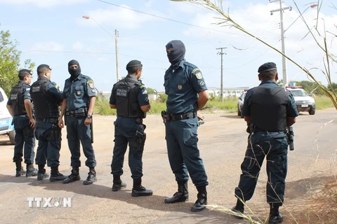 Cảnh sát gác bên ngoài một nhà tù ở Brazil sau vụ bạo loạn ngày 6/1. (Nguồn: THX/TTXVN)