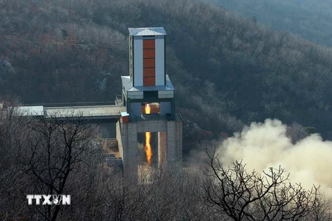 Tên lửa đẩy rời bệ phóng trong một cuộc thử nghiệm của Triều Tiên. (Nguồn: Yonhap/TTXVN)