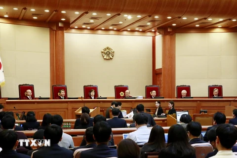 Chánh án Park Han-chul (giữa) và các thẩm phán chủ trì phiên điều trần xem xét luận tội Tổng thống Park Geun-hye lần 2 tại Tòa án Hiến pháp ở Seoul ngày 5/1. (Nguồn: EPA/TTXVN)
