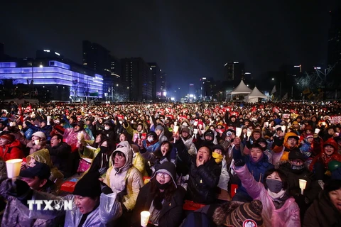 Người biểu tình yêu cầu Tổng thống từ chức ở Seoul ngày 26/11/2016. (Nguồn: EPA/TTXVN)