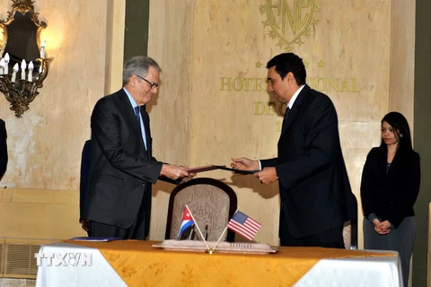 Thứ trưởng Bộ Giao thông Cuba Eduardo Rodríguez Dávila và Đại biện Mỹ tại Cuba Jeffrey De Laurentis ký Thỏa thuận hợp tác. (Ảnh: Vũ Lê Hà/TTXVN)