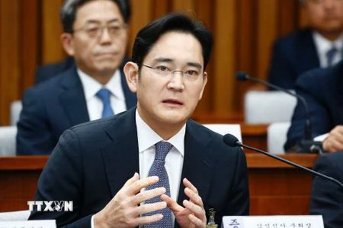 Phó Chủ tịch Samsung Lee Jae Yong (phía trước) trả lời chất vấn tại Quốc hội Hàn Quốc ở thủ đô Seoul ngày 6/12. (Nguồn: Kyodo/TTXVN)