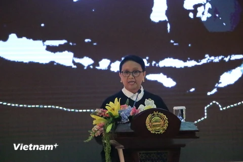 Bộ trưởng Ngoại giao Indonesia Retno Marsudi thuyết trình tại cuộc họp báo. (Ảnh: Đỗ Quyên/Vietnam+)