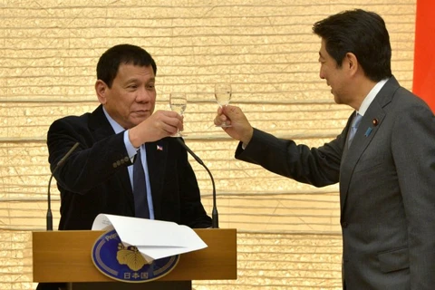Thủ tướng Nhật Bản Shinzo Abe (phải) và Tổng thống Philippines Rodrigo Duterte. (Nguồn: Reuters)