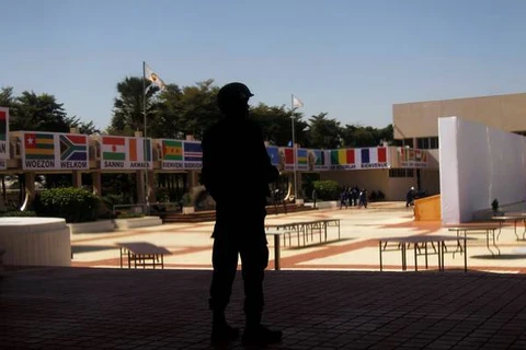 Một binh sỹ Mali đứng canh gác tại trung tâm hội nghị quốc tế của Bamako trước thềm hội nghị thượng đỉnh Pháp-châu Phi. (Nguồn: Reuters) 