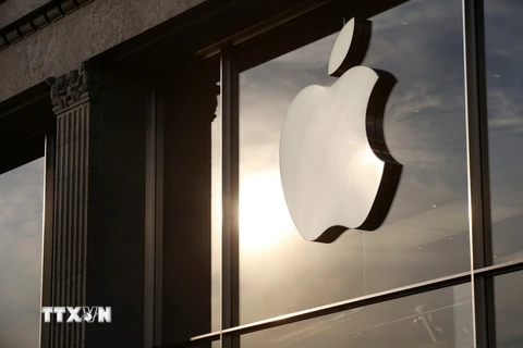 Biểu tượng của Apple tại một cửa hàng bán sản phẩm ở thành phố Hamburg, Đức. (Nguồn: AFP/TTXVN)