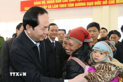 Chủ tịch nước Trần Đại Quang thăm hỏi, tặng quà, chúc Tết bà con các dân tộc xã Bản Khoang, huyện Sa Pa. (Ảnh: Nhan Sáng/TTXVN)
