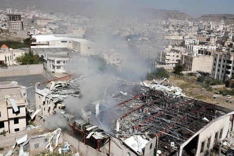 Khói bốc lên sau một cuộc không kích ở Sanaa. (Nguồn: Reuters)