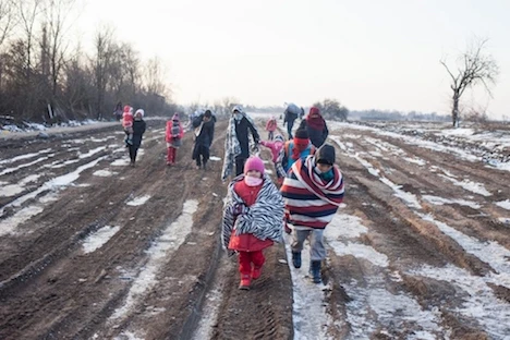 Người tị nạn đi bộ dọc biên giới Macedonia-Serbia. (Nguồn: thelocal.at)