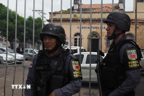 Cảnh sát gác tại lối vào nhà tù Vidal Pessoa ngày 8/1. (Nguồn: AFP/TTXVN)