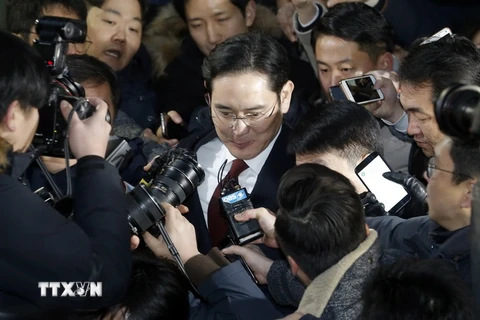 Phó Chủ tịch tập đoàn Samsung của Hàn Quốc Lee Jae-yong (giữa) trả lời báo giới tại Seoul ngày 13/1. (Nguồn: EPA/TTXVN)