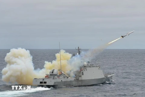 Tàu của Hải quân Hàn Quốc phóng tên lửa trong một cuộc tập trận gần đảo tranh chấp. (Nguồn: AFP/TTXVN)