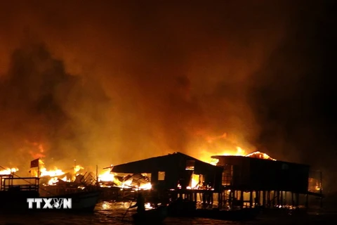 [Photo] "Biển lửa" khủng khiếp trong vụ cháy lớn ở Nha Trang