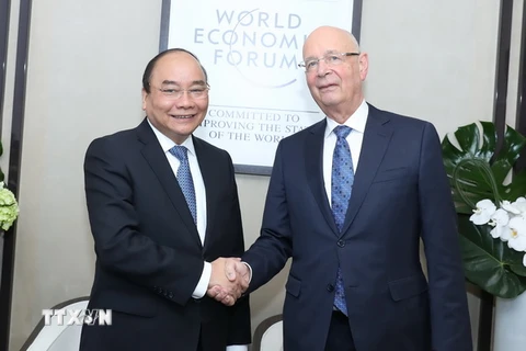 Thủ tướng Nguyễn Xuân Phúc gặp Chủ tịch Diễn đàn Kinh tế Thế giới (WEF) Klaus Schwab. (Ảnh: Thống Nhất/TTXVN)