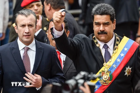 Tổng thống Venezuela Nicolás Maduro (phải) trước buổi phát biểu bác bỏ sắc lệnh chống Venezuela của Mỹ. (Nguồn: AFP/TTXVN)
