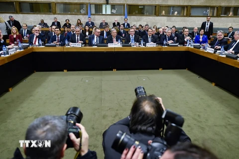 Lãnh đạo cộng đồng người Thổ Nhĩ Kỳ trên đảo Cyprus Mustafa Akinci (thứ 3, trái), Tổng Thư ký Liên hợp quốc Antonio Guterres (giữa) và Lãnh đạo cộng đồng người Cyprus gốc Hy Lạp Nicos Anastasiades (thứ 4, phải) tại cuộc họp ở Geneva, Thụy Sĩ ngày 12/1. (