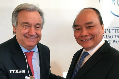 Thủ tướng Nguyễn Xuân Phúc gặp Tổng Thư ký Liên hợp quốc Antonio Guterres. (Nguồn: TTXVN)