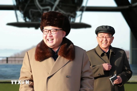Nhà lãnh đạo Triều Tiên Kim Jong Un (trái) thị sát buổi vận hành thử một động cơ tên lửa đẩy kiểu mới. (Nguồn: EPA/TTXVN)