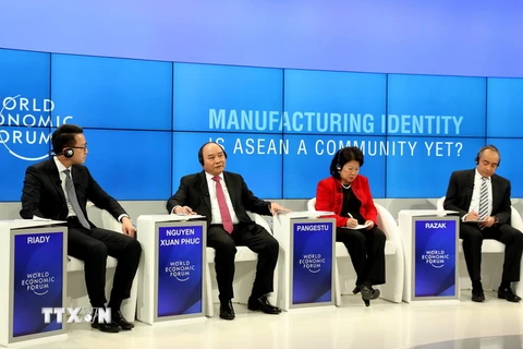 Thủ tướng Nguyễn Xuân Phúc dự và phát biểu tại phiên toàn thể với chủ đề 'Bản sắc ngành chế tạo: ASEAN đã trở thành một cộng đồng hay chưa?' (Ảnh: Thống Nhất/TTXVN)