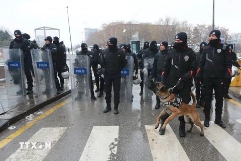 Cảnh sát chống bạo động Thổ Nhĩ Kỳ tăng cường an ninh tại Ankara. (Nguồn: AFP/TTXVN)