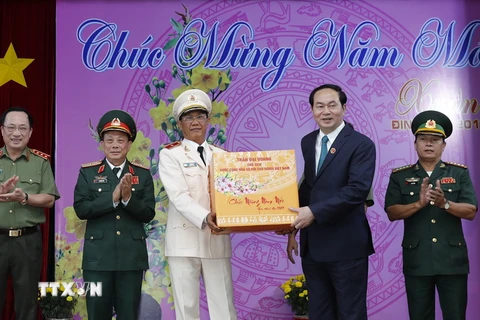 Chủ tịch nước Trần Đại Quang tặng quà cho cán bộ chiến sỹ, sỹ quan chỉ huy các lực lượng vũ trang tỉnh An Giang. (Ảnh: Nhan Sáng/TTXVN)