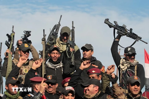 Lực lượng chống khủng bố Iraq tuần tra tại Bartalla, phía đông Mosul, sau khi giành lại quyền kiểm soát khu vực này từ IS ngày 18/1. (Nguồn: AFP/TTXVN)