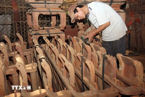 Sản xuất đồ gỗ mỹ nghệ cao cấp cung ứng cho thị trường trong nước và xuất khẩu tại một doanh nghiệp ở huyện Thường Tín (Hà Nội). (Ảnh: Đình Huệ/TTXVN)