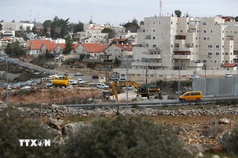 Israel đang xây dựng bức tường ngăn với khu định cư Beit El tại thành phố Ramallah, Khu Bờ Tây ngày 25/1. (Nguồn: AFP/TTXVN)
