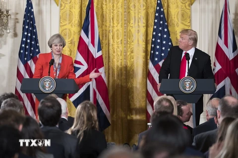 Tổng thống Mỹ Donald J. Trump(phải) và Thủ tướng Anh Theresa May (trái) tại cuộc họp báo chung ở Washington, DC . (Nguồn: EPA/TTXVN)