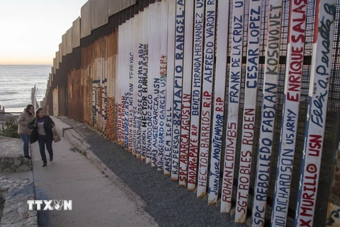 Một phần bức tường biên giới giữa Mỹ và Mexico, đoạn qua thành phố Tijuana (Mexico) ngày 27/1. (Nguồn: THX/TTXVN)
