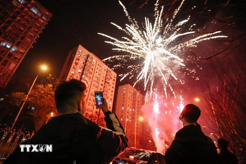 Người dân Trung Quốc đốt pháo mừng Năm mới tại Bắc Kinh ngày 27/1. (Nguồn: EPA/TTXVN)
