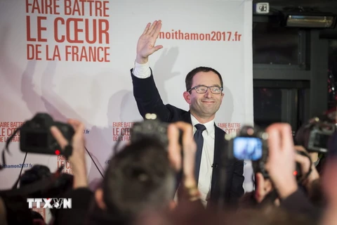 Cựu Bộ trưởng Giáo dục Pháp Benoit Hamon phát biểu tại Paris sau khi kết quả sơ bộ cuộc bầu cử ứng viên tranh cử Tổng thống Pháp vòng 1 của phe cánh tả được công bố ngày 22/1. (Nguồn: EPA/TTXVN)