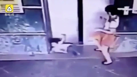 [Video] Hành động bất ngờ của bà mẹ cứu con gái bị kẹp thang máy