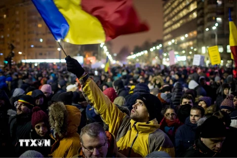 Người dân Romania biểu tình tại thủ đô Bucharest ngày 29/1. (Nguồn: AFP/TTXVN)