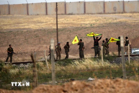 Khói bốc lên sau các cuộc không kích vào các mục tiêu của phiến quân IS tại Raqqa. (Nguồn: AFP/TTXVN)