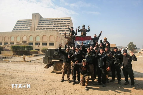 Các binh sỹ Iraq vui mừng sau khi giành lại quyền kiểm soát khu vực phía đông thành phố Mosul. (Nguồn: AFP/TTXVN)