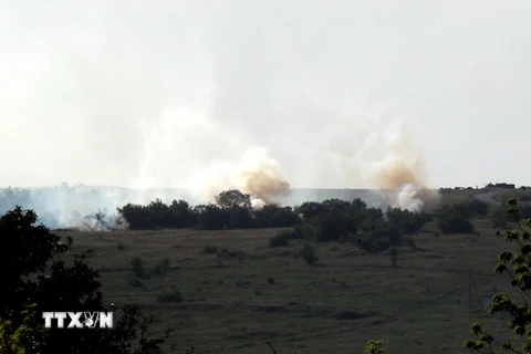 Máy bay quân đội Ukraine bốc cháy sau khi bị bắn rơi. (Nguồn: AFP/TTXVN)