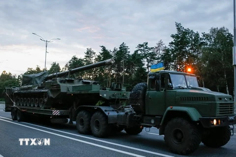 Xe quân sự của Ukraine trên một tuyến đường ở Kiev. (Nguồn: EPA/TTXVN)