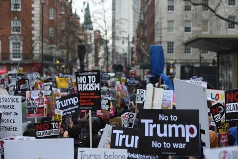 Những người biểu tình tập trung tại Đại sứ quán Mỹ ở trung tâm London. (Nguồn: PA)