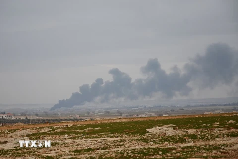 Khói bốc lên sau các cuộc không kích vào các mục tiêu của IS tại Al-Bab, miền Bắc Syria. (Nguồn: AFP/TTXVN)
