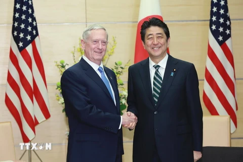 Bộ trưởng Quốc phòng Mỹ James Mattis và Thủ tướng Nhật Bản Shinzo Abe. (Nguồn: AFP/TTXVN)