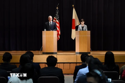 Bộ trưởng Quốc phòng Mỹ Jim Mattis (trái) và người đồng cấp Nhật Bản Tomomi Inada tại cuộc họp báo chung ở Tokyo ngày 4/2. (Nguồn: AFP/TTXVN)