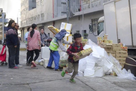 Người dân ào vào bãi rác thu nhặt 700 thùng khoai tây quá hạn 