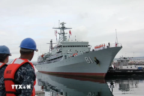 Tàu của hải quân Trung Quốc cập cảng Pearl Harbor, Mỹ ngày 12/10/2015. (Nguồn: THX/TTXVN)