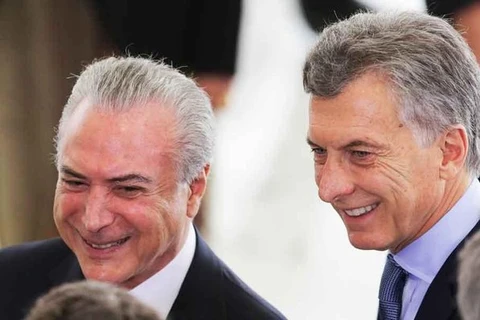 Tổng thống Argentina Mauricio Macri (phải) và người đồng cấp ​Brazil Michel Temer. (Nguồn: AP)