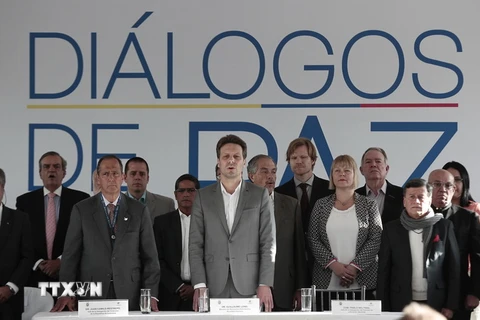 Trưởng đoàn đàm phán Chính phủ Colombia Juan Camilo Restrepo (trái), Ngoại trưởng Ecuador Guillaume Long (giữa) và Trưởng đoàn đàm phán ELN Pablo Beltran (phải) khởi động cuộc đàm phán tại Sangolqui ngày 7/2. (Nguồn: EPA/TTXVN)